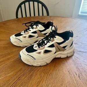 Steve Madden | Stylish Black and Cream Sneakers